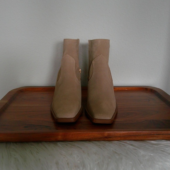 NWOT- Vince Camuto Tan Ankle Boots - Picture 9 of 9